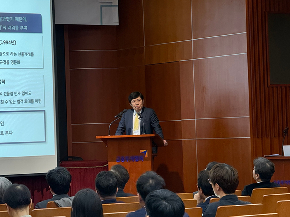 윤창현 코스콤 사장이 2일 서울 여의도 금융투자협회에서 열린 장내파생상품 도입 30주년 정책 심포지엄에서 기조연설을 하고 있다 [사진=윤희성 기자]