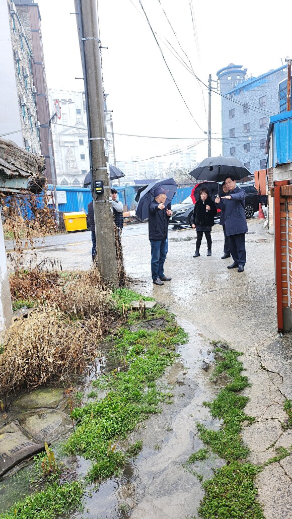 최종오 익산시의회 의장이 상습침수지역을 찾아 현장을 살펴보고 있다. [사진=익산시의회 ]