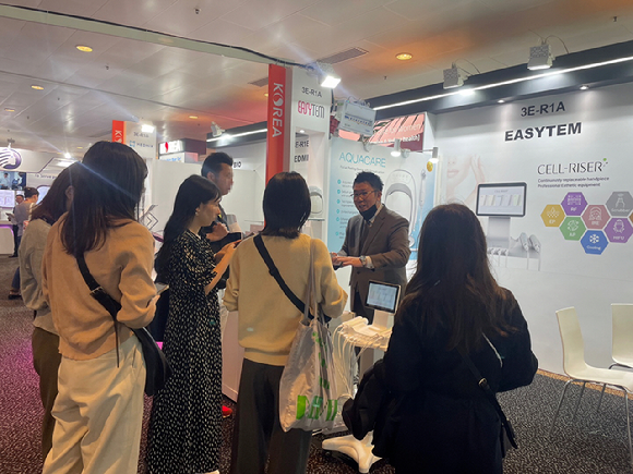 ‘코스모프로프 아시아 홍콩 2023’에 참가한 이지템의 부스 모습. [사진=이지템]