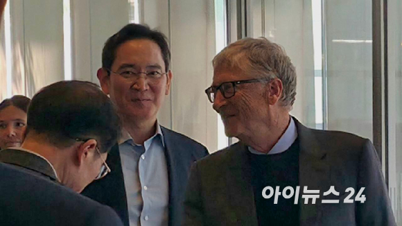 이재용 삼성전자 회장(왼쪽)과 빌게이츠 게이츠재단 이사장이 22일 서울 서초구 삼성전자 서초사옥 로비에서 함께 있는 모습. [사진=삼성전자]