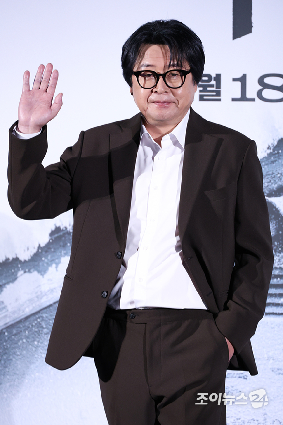 배우 구교환, 김윤석이 30일 오전 서울 용산구 CGV 용산아이파크몰점에서 진행된 영화 '폭설'(감독 홍의정, 박선우) 제작보고회에 참석해 포즈를 취하고 있다. [사진=문수지 기자]