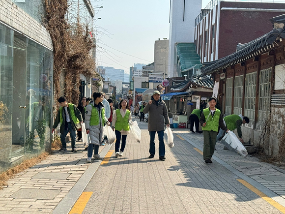 지난 13일 현대엔지니어링 임직원들과 배우 김석훈이 계동 일대에서 쓰레기를 줍고 있다. [사진=현대엔지니어링]