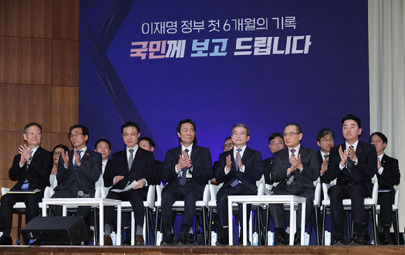 7일 용산 대통령실에서 열린 이재명 대통령 정부 6개월 성과 간담회에서 참석자들이 박수를 치고 있다. 앞줄 오른쪽부터 강훈식 대통령비서실장, 위성락 국가안보실장, 김용범 정책실장, 우상호 정무수석, 이규연 홍보소통수석, 전성환 경청통합수석, 봉욱 민정수석. 2025.12.7 [사진=연합뉴스]