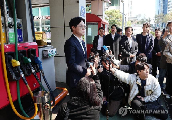 김정관 산업통상부 장관이 석유 최고가격제 시행 첫날인 지난 13일 서울의 한 주유소를 방문해 둘러본 뒤 취재진의 질문에 답변하고 있다. [사진=연합뉴스]