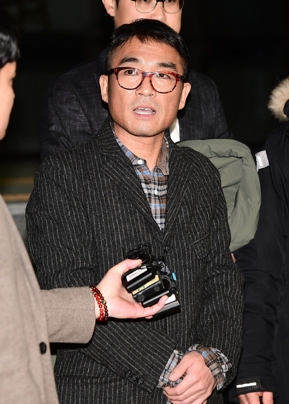 가수 김건모(53)씨가 지난 1월 서울 강남경찰서에서 성폭행 혐의 조사를 받고 나와 기자들에게 입장을 밝히고 있다.  [사진=정소희 기자]