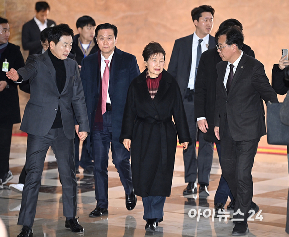 박근혜 전 대통령이 22일 쌍특검(통일교&middot;민주당 공천 뇌물 특검)을 요구하며 8일째 단식을 이어가는 국민의힘 장동혁 대표의 단식 현장을 방문하고 있다. [사진=곽영래 기자]