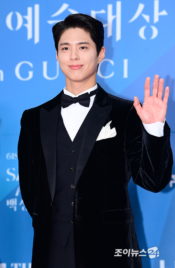배우 박보검이 5일 오후 서울 삼성동 코엑스에서 열린 제61회 백상예술대상 시상식 레드카펫 행사에 참석하고 있다. [사진=정소희 기자]