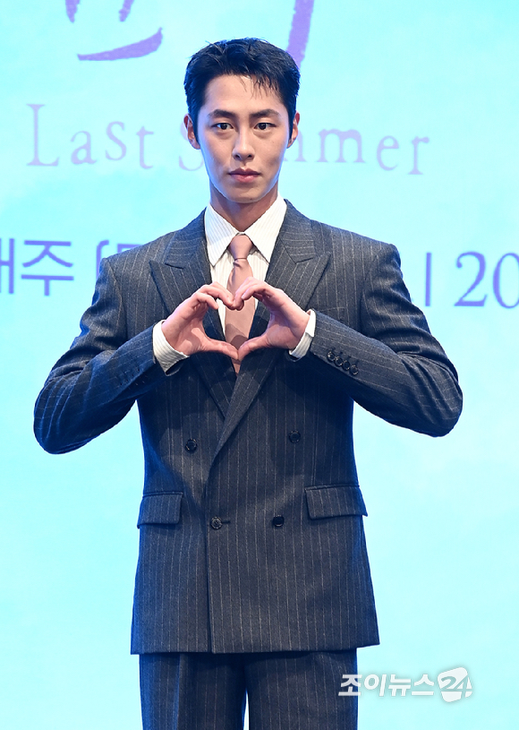 배우 이재욱이 29일 서울 구로구 더세인트에서 열린 KBS2TV 새 토일 '마지막 썸머' 제작발표회에서 포토타임을 갖고 있다. [사진=곽영래 기자]