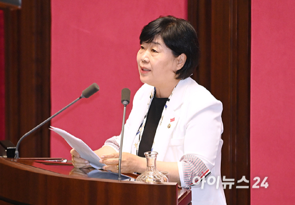 서영교 법제사법위원장이 20일 서울 여의도 국회에서 열린 본회의에서 윤석열&middot;김건희에 의한 내란&middot;외환 및 국정농단 행위의 진상규명을 위한 특별검사 임명 등에 관한 법률 일부개정법률안(대안)에 대한 제안 설명을 하고 있다. [사진=곽영래 기자]