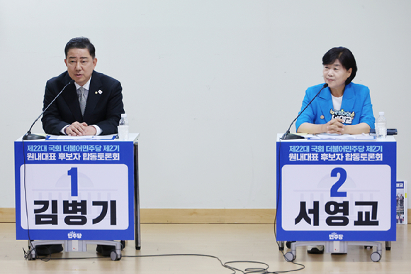 10일 서울 여의도 국회 의원회관에서 열린 더불어민주당 제22대 국회 2기 원내대표 후보 합동 토론회에서 후보로 나선 김병기 의원(왼쪽)과 서영교 의원이 취재진 카메라를 향해 포즈를 취하고 있다. 2025.6.10 [사진=연합뉴스]