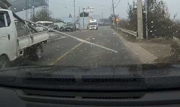 마주 오던 트럭 짐칸의 쇠파이프와 정면으로 충돌한 운전자 영상이 공개됐다. 사진은 사고 당시 도로 상황. [사진=유튜브 '한문철TV']