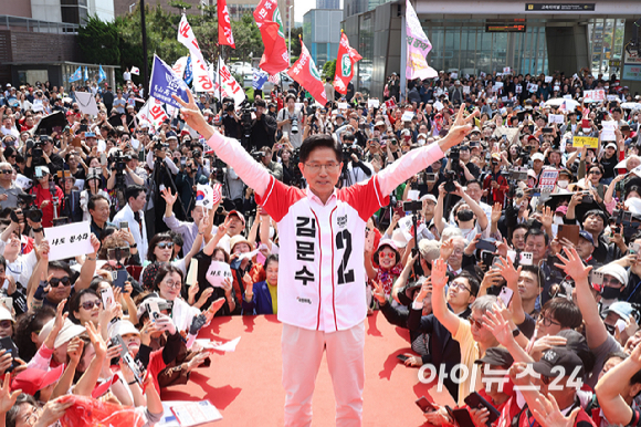 김문수 국민의힘 대선후보가 20일 서울 서초구 고속터미널 앞 광장에서 지지를 호소하고 있다. [사진=곽영래 기자]