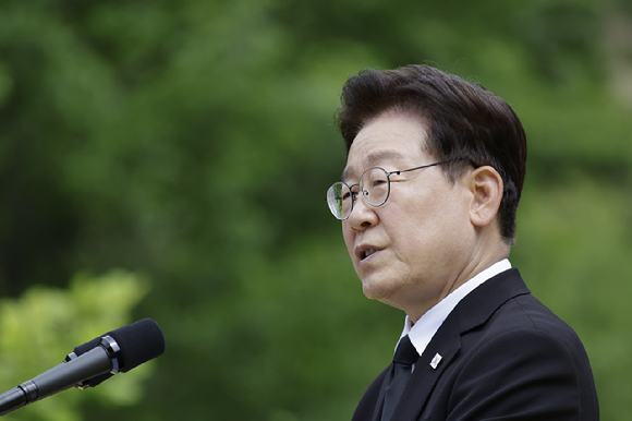 이재명 대통령이 23일 경남 김해 봉하마을에서 열린 고 노무현 전 대통령 서거 17주기 추도식에서 추도사를 하고 있다. 2026.5.23 [청와대통신사진기자단] [사진=연합뉴스]