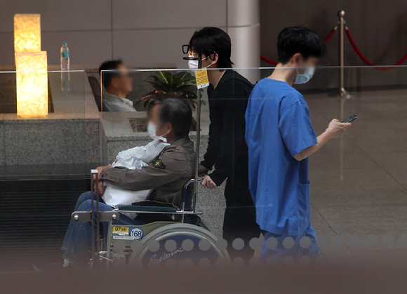 지난 1일 오후 서울시내 한 대학병원에서 환자가 이동하고 있다. [사진=뉴시스]
