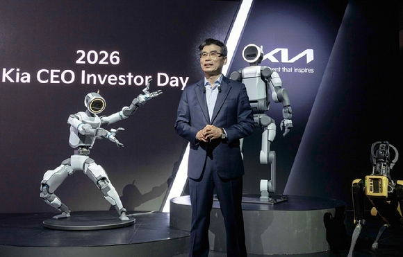 기아 송호성 사장이 '2026 CEO 인베스터 데이(CEO Investor Day)'에서 기아의 중장기 사업 전략 등에 대해 설명하고 있다. [사진=기아]