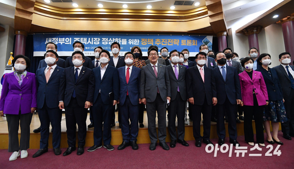 이준석 국민의힘 대표가 15일 서울 여의도 국회 의원회관에서 열린 새정부의 주택시장 정상화를 위한 정책 추진전략 토론회에서 참석자들과 기념촬영을 하고 있다. 왼쪽 세 번째부터 원희룡 국토교통부 장관, 이 대표, 이헌승 국회 국토교통위원회 위원장, 권성동 국민의힘 원내대표. [사진=김성진 기자]