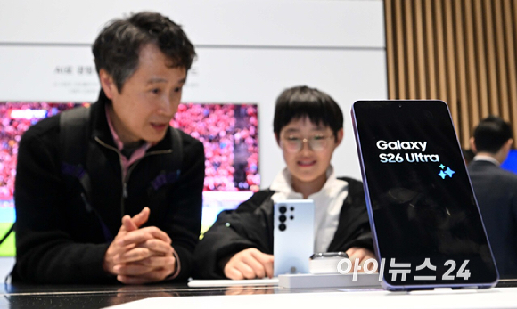 18일 경기 수원시 영통구 수원컨벤션센터에서 열린 '제57기 삼성전자 정기주주총회'에서 주주들이 갤럭시S26 시리즈를 보고 있다. [사진=곽영래 기자]