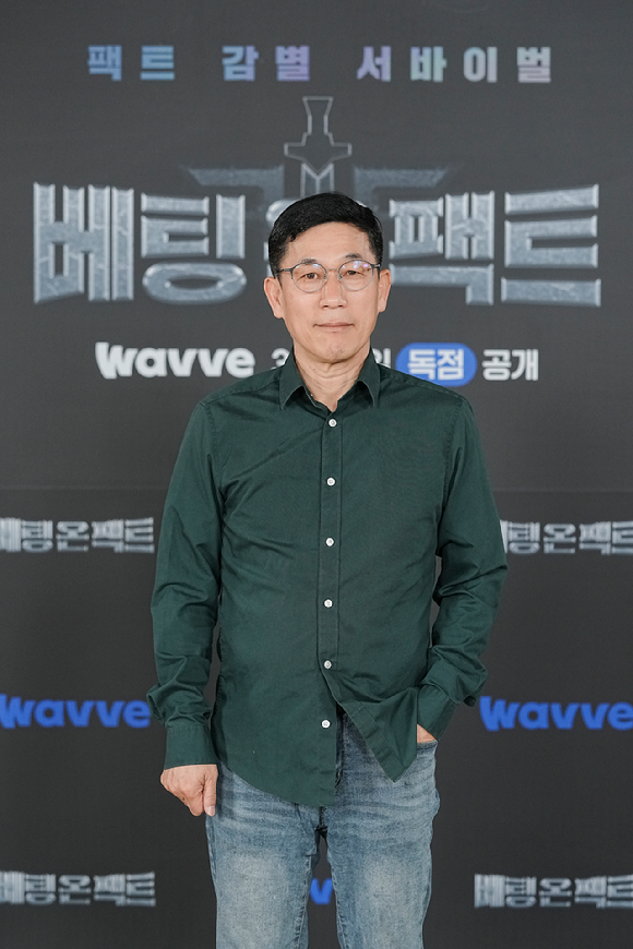 26일 오후 열린 웨이브 새 오리지널 서바이벌 '베팅 온 팩트' 온라인 제작발표회에서 진중권이 참석해 포토타임을 갖고 있다. [사진=웨이브 ]