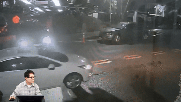 아파트 단지 인근 도로에서 황색 점선을 넘어 불법 좌회전을 시도하던 차량이 직진하던 자전거와 충돌한 사고가 전해졌다. 사진은 사고 직후 도로 CCTV 영상 갈무리. [사진=유튜브 @한문철TV]