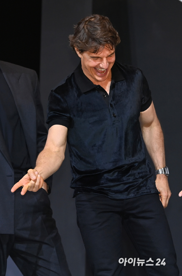 할리우드 배우 톰 크루즈가 20일 서울 송파구 잠실동 롯데호텔월드 크리스탈볼룸에서 열린 영화 '탑건: 매버릭'(감독 조셉 코신스키) 프레스 컨퍼런스에 참석해 포토타임을 갖고 있다. [사진=정소희 기자]