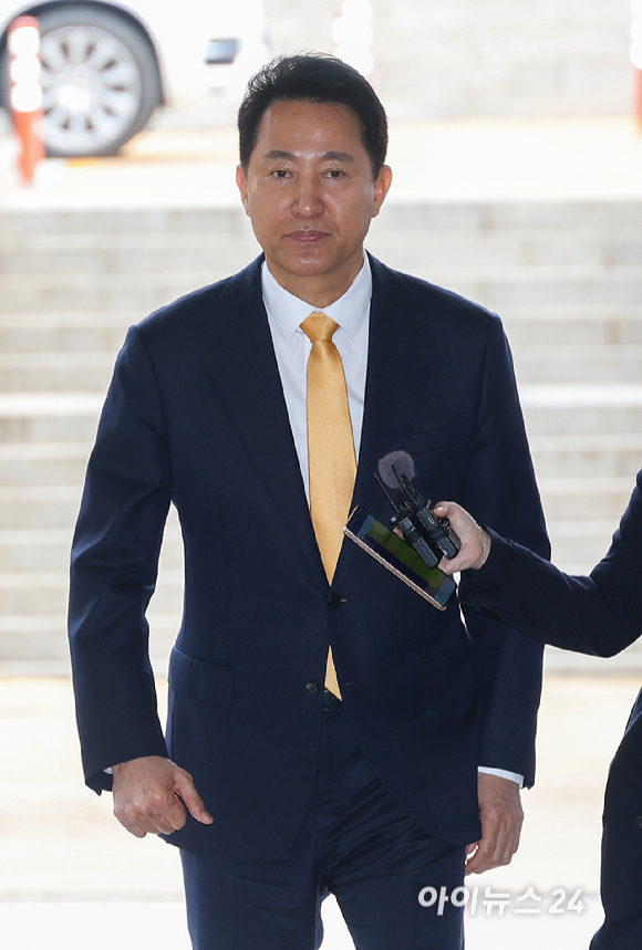 오세훈 서울시장이 1일 오전 서울 서초구 서울중앙지법에서 열린 여론조사 대납 의혹 사건 1심 속행 공판에 출석하고 있다. [사진=사진공동취재단]