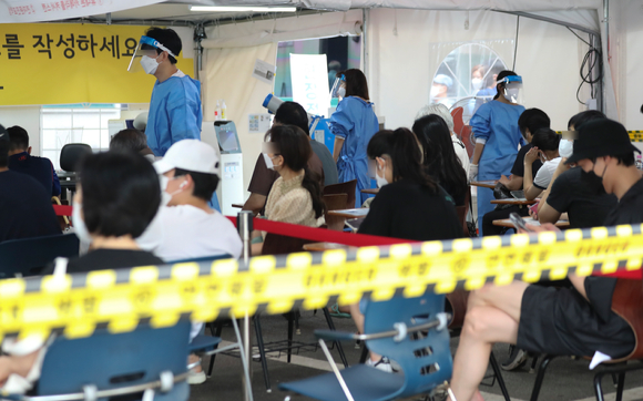 강남구보건소 선별진료소에서 시민들이 코로나19 검사를 받기 위해 대기하고 있다. [사진=뉴시스]