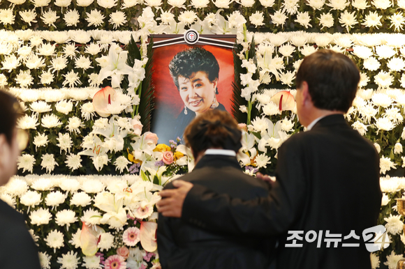 11일 오전 서울 동작구 흑석동 중앙대학교병원 장례식장에서 고(故) 현미(본명 김명선)의 영결식이 엄수되고 있다. [사진=김성진 기자]