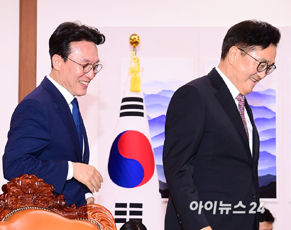 우원식 국회의장이 4일 서울 여의도 국회의장실을 예방한 김민석 국무총리 악수하고 있다. [사진=정소희 기자]