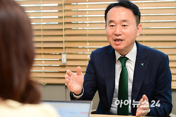 김영훈 하나금융그룹 자산관리그룹장이 20일 서울 중구 하나은행 본점에서 아이뉴스24와 인터뷰를 하고 있다. [사진=곽영래 기자]