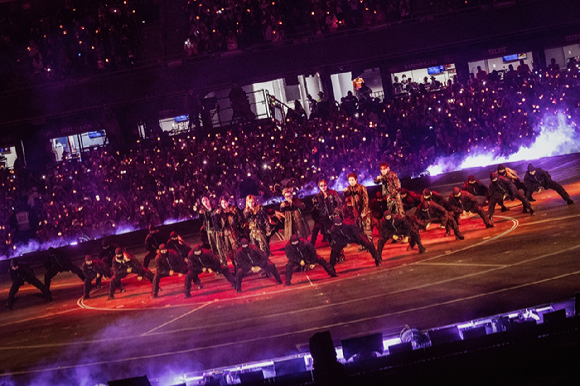 방탄소년단이 멕시코시티 에스타디오 GNP 세구로스(Estadio GNP Seguros)에서 &lsquo;BTS WORLD TOUR &lsquo;ARIRANG&rsquo; IN MEXICO CITY&rsquo;를 개최하고 무대를 선보이고 있다. [사진=빅히트 뮤직]