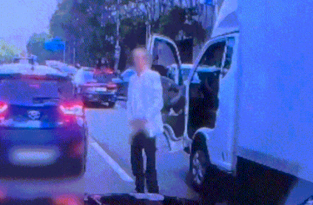 신호대기 중 차에서 내린 남성 운전자가 옆 차량 여성 운전자에게 신체 주요부위를 노출하는 황당한 사건이 일어났다. [사진=온라인 커뮤니티]