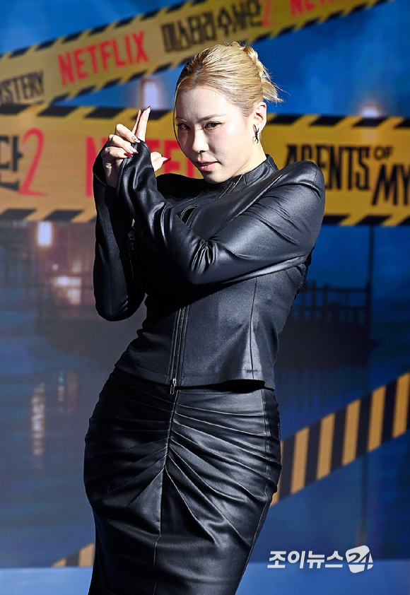 안무가 가비가 19일 오전 서울 마포구 호텔 나루 서울 엠갤러리에서 열린 넷플릭스 예능프로그램 '미스터리 수사단 시즌2&rsquo;의 제작발표회에서 포즈를 취하고 있다. [사진=곽영래 기자]