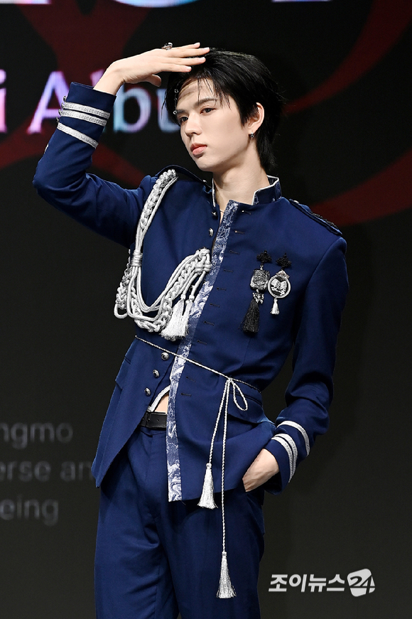 그룹 앰퍼샌드원(AMPERS&ONE) 브라이언이 8일 서울 용산구 노들섬 라이브하우스에서 열린 미니 4집 '데피니션'(DEFINITION) 발매 기념 쇼케이스에서 포토타임을 갖고 있다. [사진=곽영래 기자]