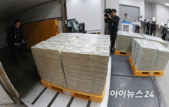 민족 대명절 설을 앞둔 11일 서울 중구 한국은행 본점에서 직원들이 시중은행으로 공급될 설 자금 방출 작업을 하고 있다. 2026.2.11 [사진=사진공동취재단]