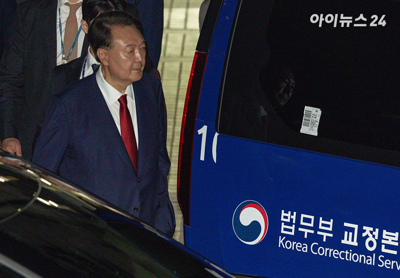 12.3 비상계엄 사태 관련 내란 혐의를 받는 윤석열 전 대통령이 9일 서울 서초구 서울중앙지방법원에서 구속 전 피의자 심문(영장실질심사)을 마치고 대기 장소인 서울구치소로 이동하고 있다. [사진=사진공동취재단]