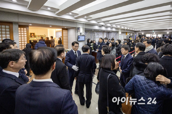 28일 오후 서울 종로구 서울대학교병원 장례식장에 마련된 故 이해찬 전 국무총리의 빈소가 조문객들로 북적이고 있다. [사진=사진공동취재단]