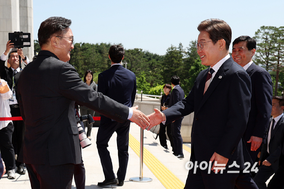 이재명 대통령이 취임 선서를 하기 위해 4일 오전 서울 여의도 국회에 들어서며 우원식 국회의장과 악수하고 있다. [사진=국회시잔취재단]
