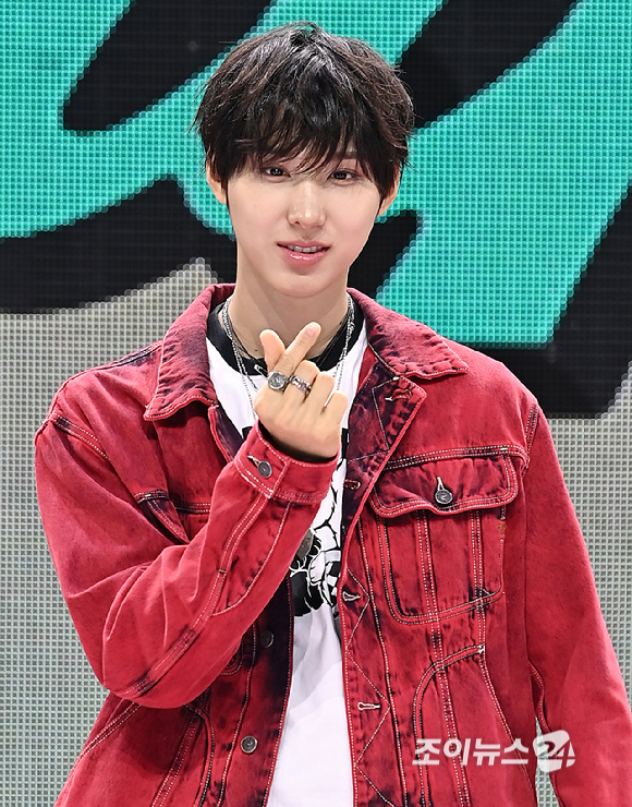 그룹 킥플립(KickFlip) 주왕이 22일 오전 서울 광진구 예스24 라이브홀에서 열린 세 번째 미니 앨범 'My First Flip'(마이 퍼스트 플립) 발매 기념 쇼케이스에서 포토타임을 갖고 있다. [사진=곽영래 기자]