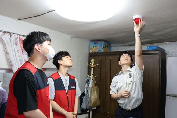 농심이 오는 9일 '소방의 날'을 맞아 취약계층 중심 화재경보기 1만개를 설치했다. [사진=농심]