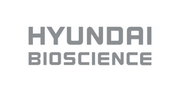 14일 현대바이오에 따르면 코로나19 경구용 항바이러스제 'CP-COV03'가 5일간 반복투여해도 인체 내 최대 무동성 한도에서 오미크론 바이러스 증식을 100% 억제하는 최대 유효약물농도 유지가 가능하다는 시뮬레이션 결과가 나왔다고 발표했다. 사진은 현대바이오사이언스 CI. [사진=현대바이오]