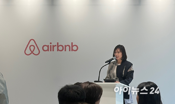 28일 서울 성동구 성수동에 마련된 에어비앤비 코르티스 협업 팝업스토어 앞이 외국인 관광객들로 북적이고 있다. [사진=진광찬 기자]