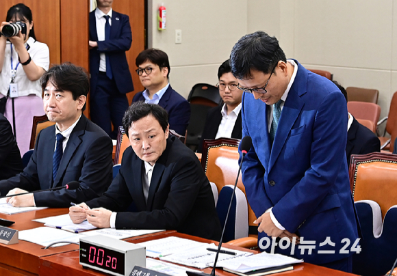 구영배 큐텐그룹 대표가 30일 오후 국회 정무위원회에서 열린 '티몬·위메프 정산 및 환불 지연 사태' 관련 긴급 현안질의에서 고개 숙여 사과하고 있다. [사진=곽영래 기자]