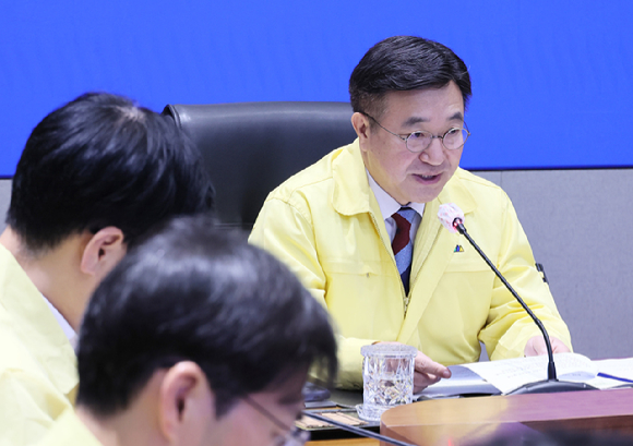 지난 1일 서울 한 주민센터에 행정정보시스템 일부 중단 안내문이 붙어있다. [사진=연합뉴스]