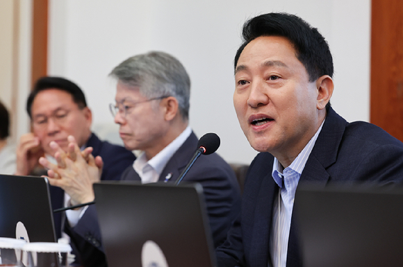 오세훈 서울시장이 14일 청와대에서 이재명 대통령 주재로 열린 국무회의에서 부동산 관련 자료 제출에 대한 발언을 하고 있다. [사진=연합뉴스]