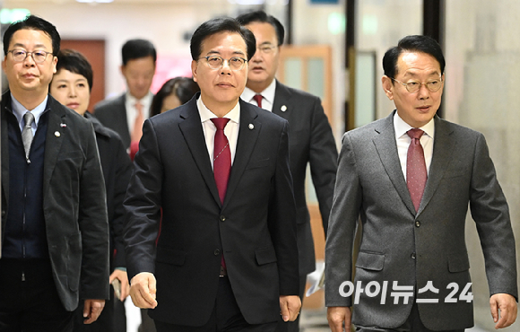 송언석 국민의힘 원내대표와 지도부가 30일 서울 여의도 국회에서 열린 원내대책회의에 참석하고 있다. [사진=곽영래 기자]