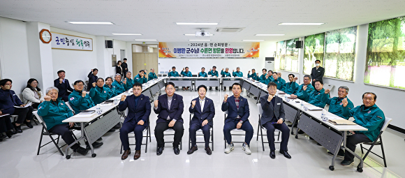 10일 이병환 성주군수와  새해 첫 순회방문지인 수륜면 관계자들이 기념촬영을 하고 있다. [사진=성주군]