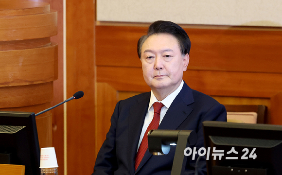 윤석열 대통령이 21일 서울 종로구 헌법재판소에서 열린 윤석열 대통령 탄핵심판 3차 변론기일에 출석하고 있다. [사진=사진공동취재단]