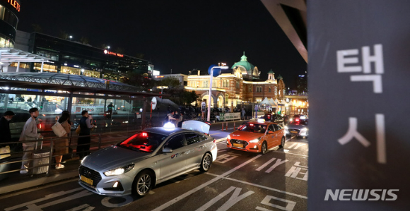 서울 중구 서울역 택시 승강장에 대기 중인 택시들 [사진=뉴시스]