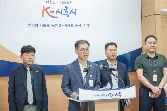 엄계용 시흥시 문화체육관광국장이 1일 브리핑룸에서 오는 18일~20일 WSL 시흥 코리아 오픈 국제 서핑 대회 관련 세부 계획 등을 설명하고 있다. [사진=시흥시]