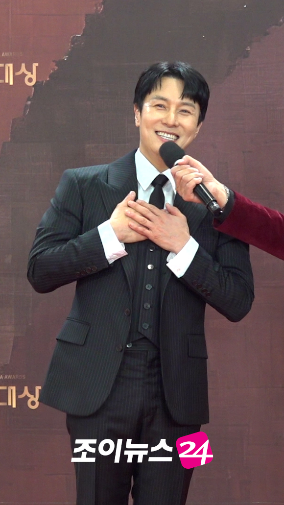 그룹 신화 김동완이 31일 오후 서울 여의도 KBS에서 열린 '2025 KBS 연기대상' 레드카펫 포토월 행사에서 소감을 말하고 있다. [사진=문수지 기자]